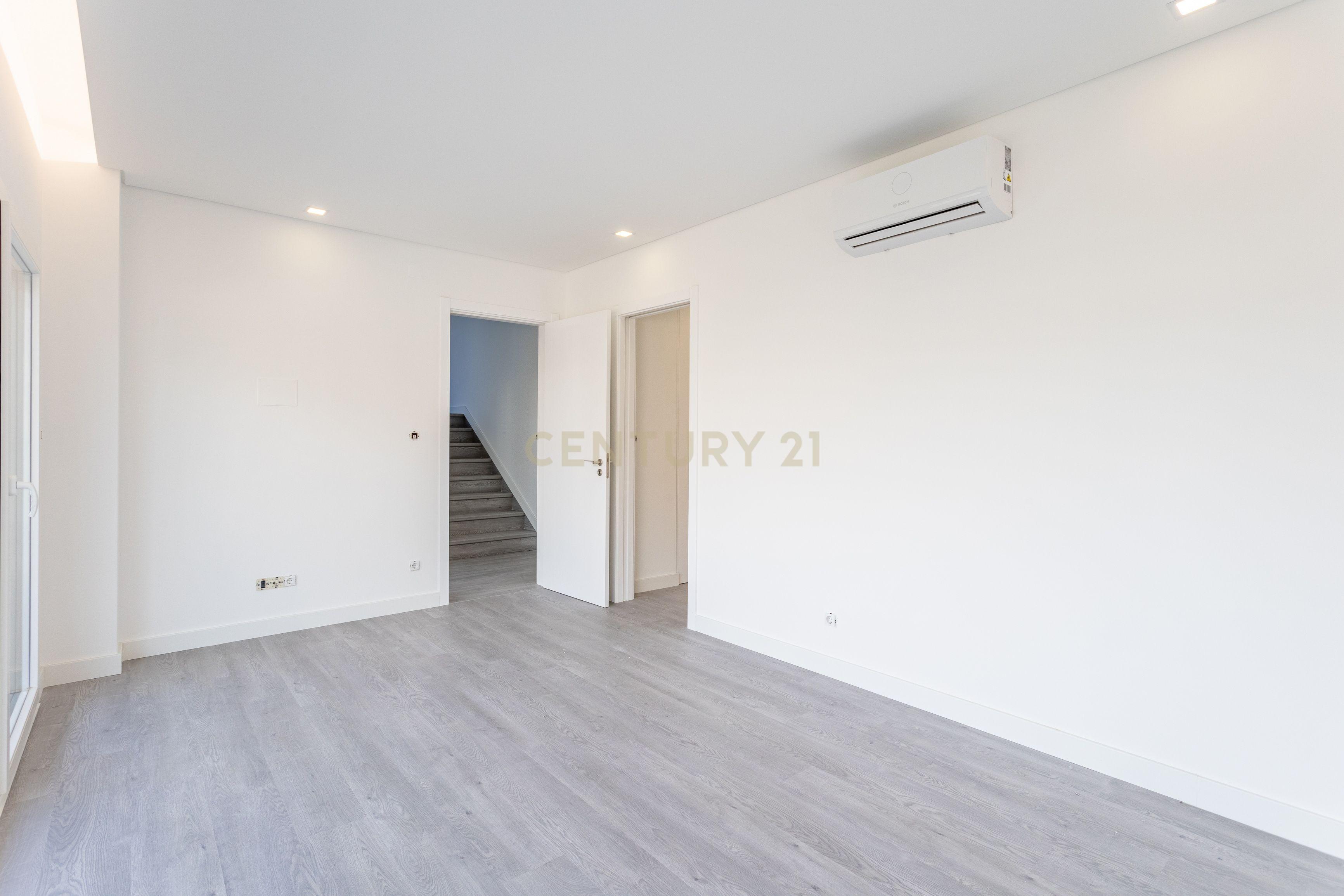 Moradia de luxo V4 no Bairro das Maroitas, São João da Talha - Image 16