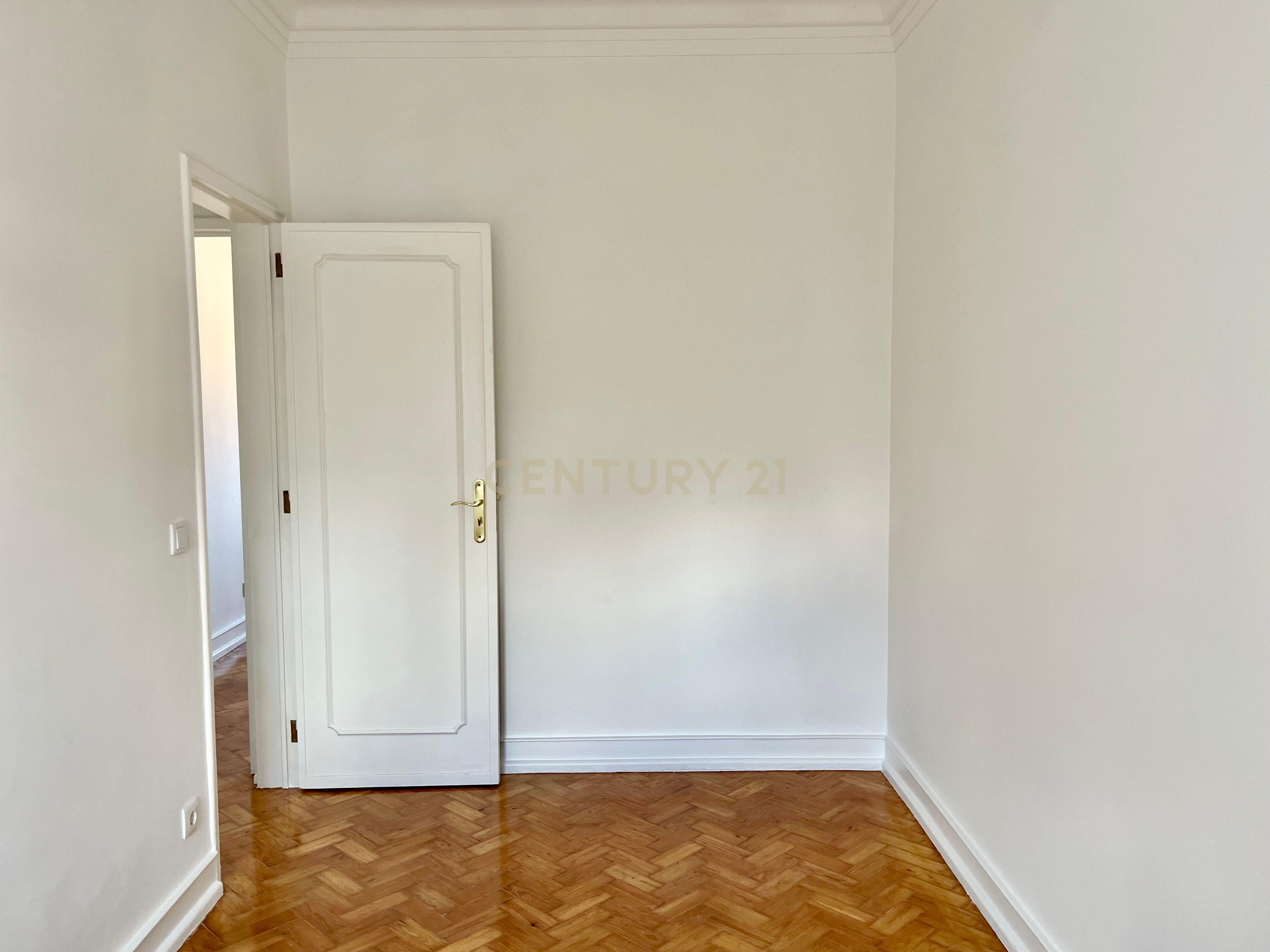 🏡 Arrenda-se Apartamento T4 em Alvalade – Remodelado | Com Garagem + 1 Estacionamento 🚗 - Image 21