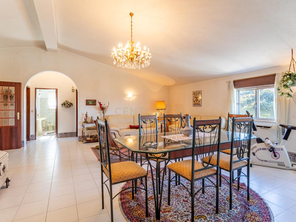 Quinta com 25.800M2 com moradia T6 em Casével, Santarém. - Image 11