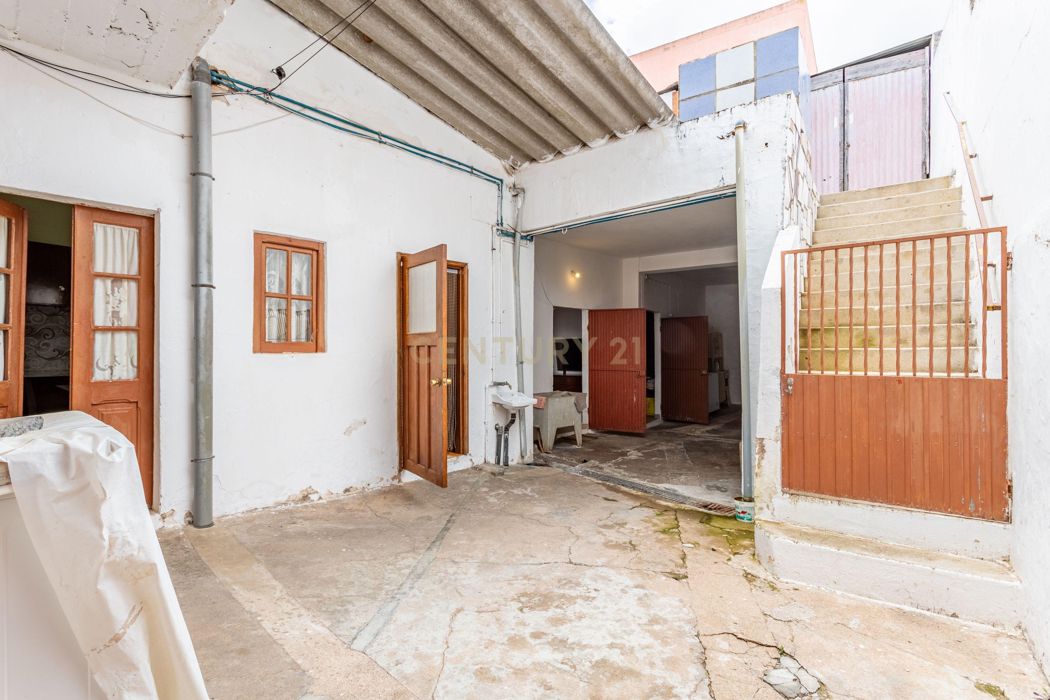 Prédio em Painho, Cadaval, com logradouro e terraço. - Image 18