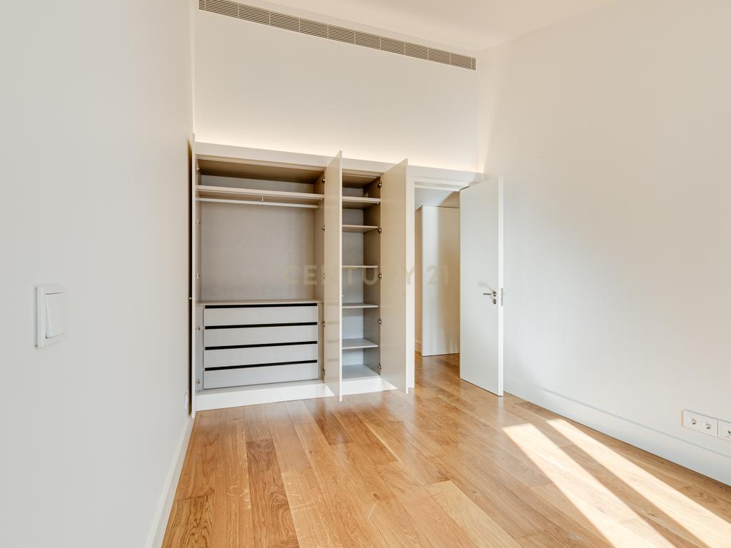 Apartamento T2+1 inserido no emblemático Edifício "Alegria 25". - Image 28