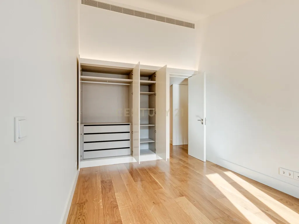 Apartamento T2+1 inserido no emblemático Edifício "Alegria 25". - Image 28