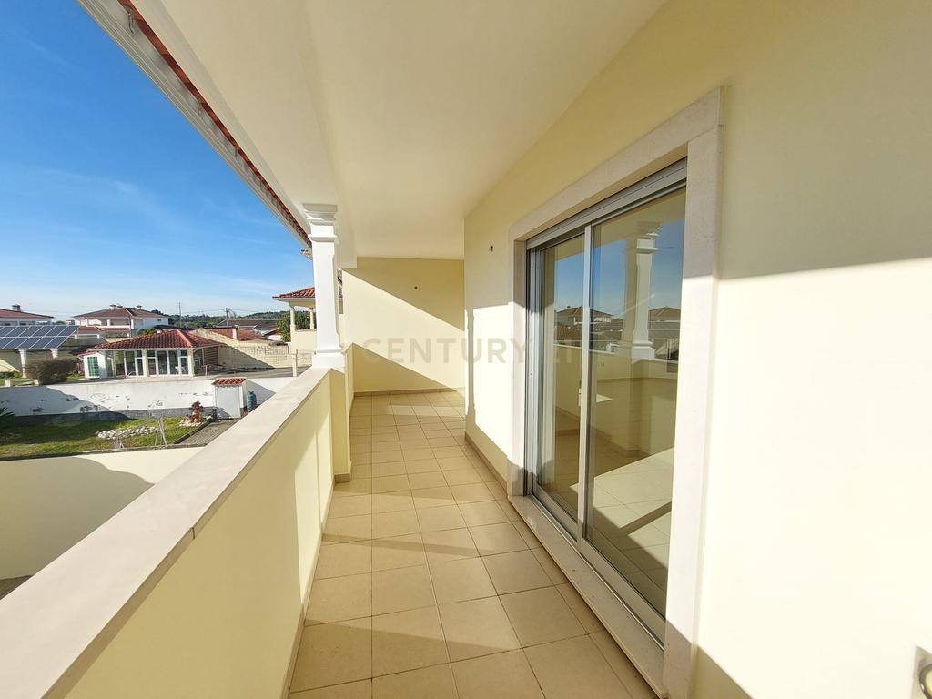 Moradia T4 de 3 Pisos com Piscina e Jardim - Image 15