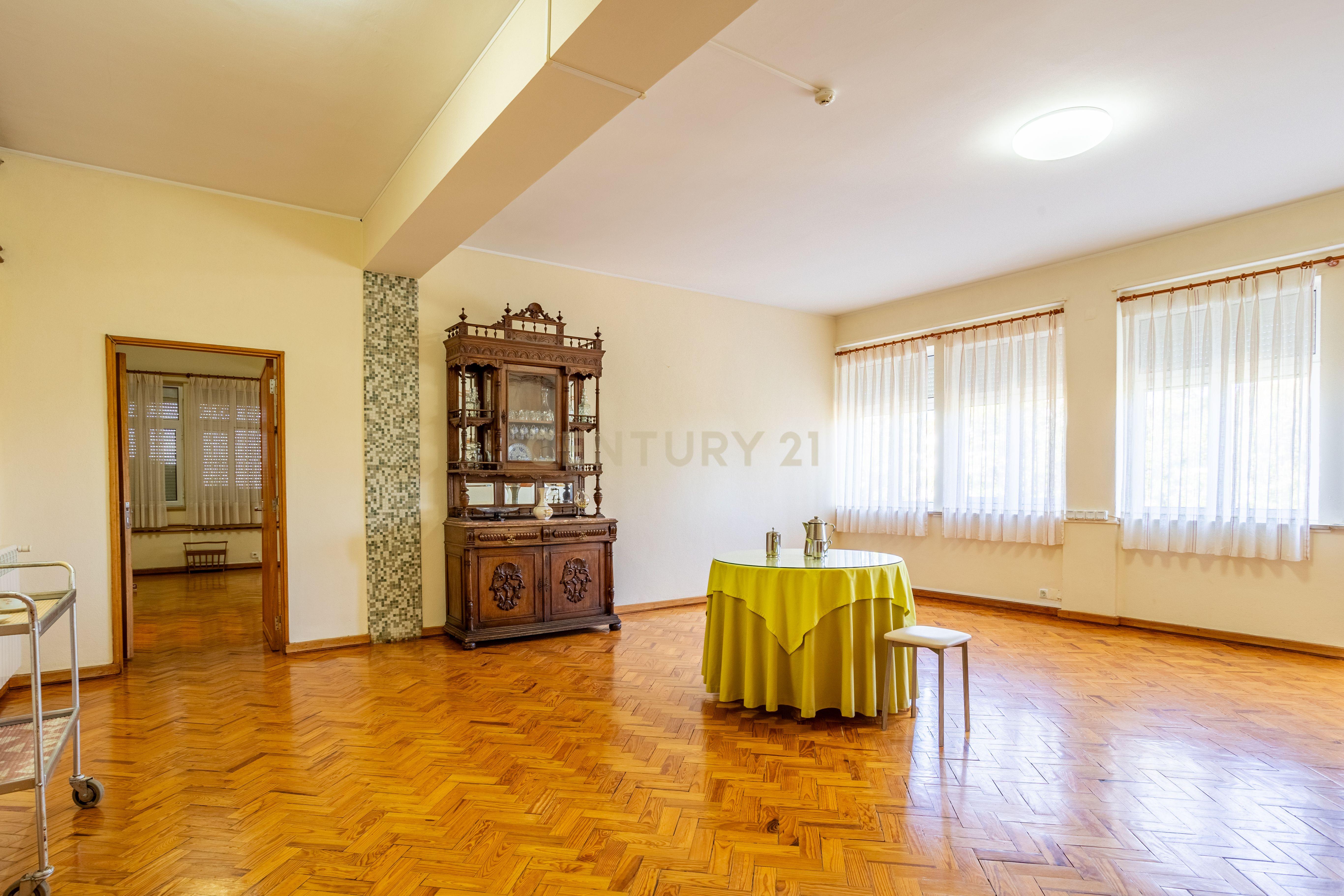 Prédio no Centro de Portalegre para investimento - Image 15