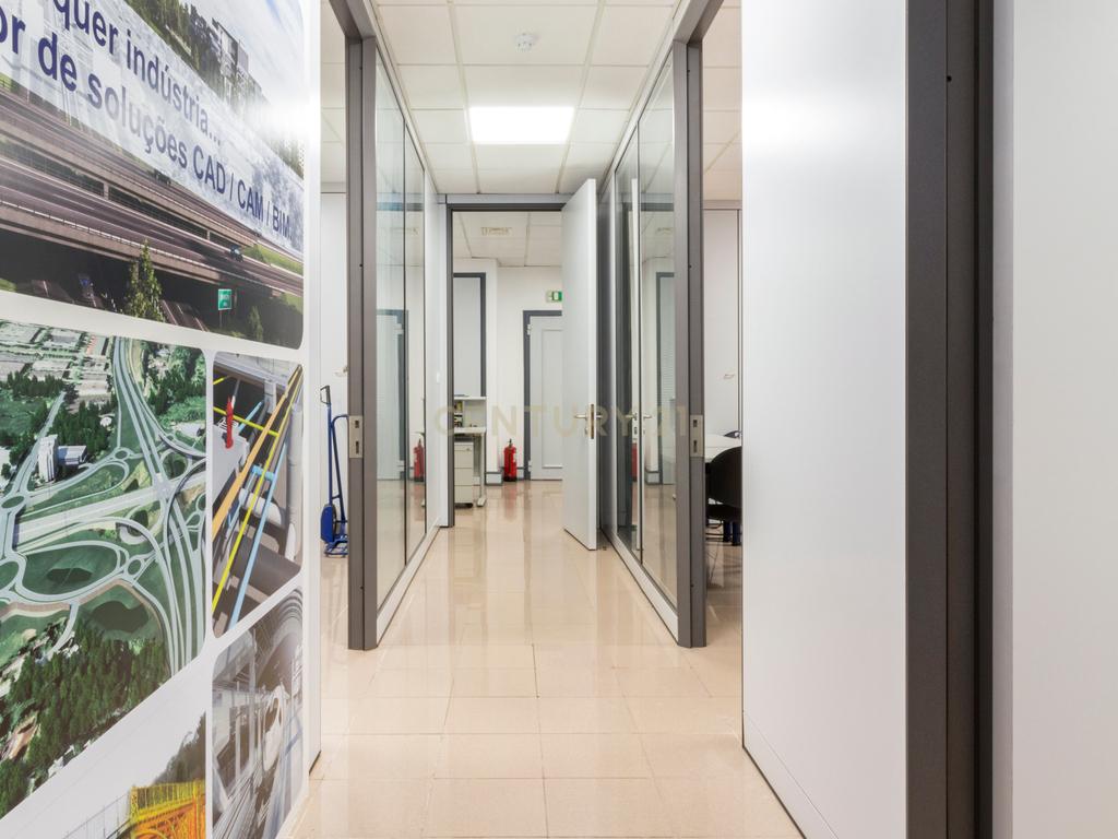 Escritório moderno com 5 Salas e 2 lugares de Parqueamento, junto ao Metro. Para Arrendar! - Image 17