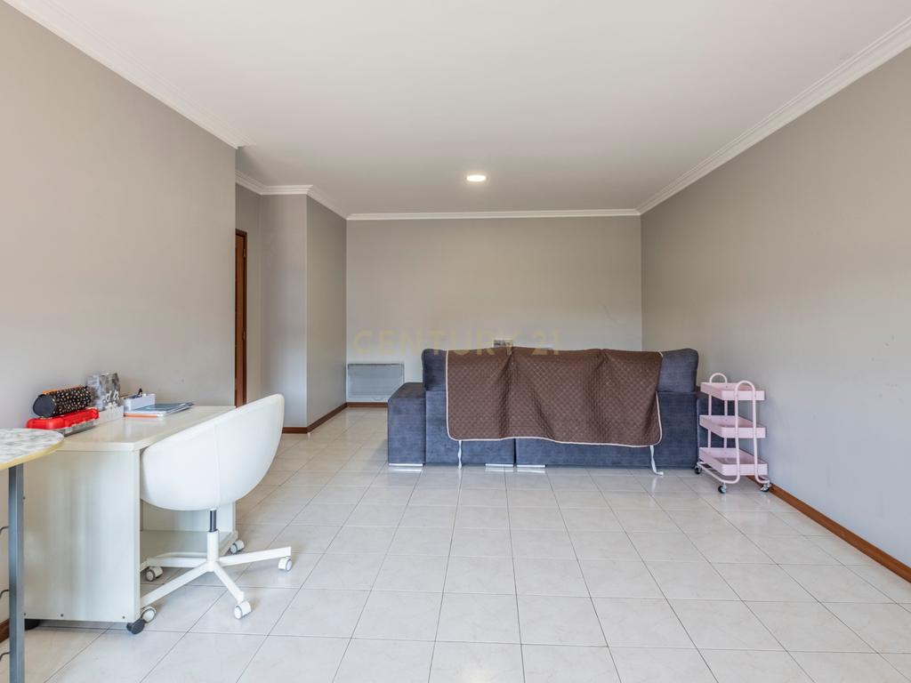 Apartamento T2 de excelentes áreas em Serzedo - Image 3