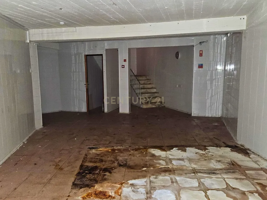 Loja Algés com 330 m2 - Image 20