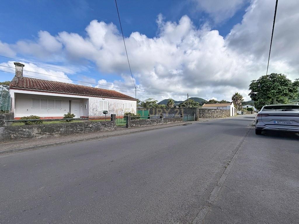 Moradia T3+1 térrea com garagem, jardim e amplo terreno — Aflitos, Fenais da Luz - Image 2