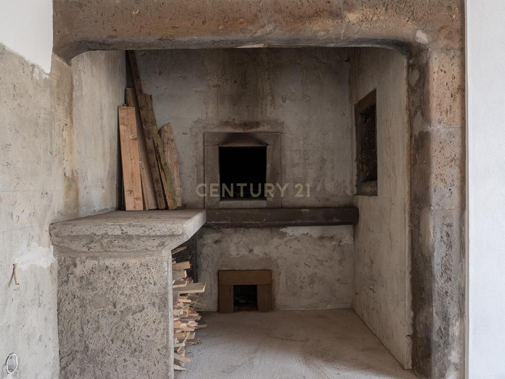 Moradia em fase de renovação na Vila de São Sebastião - Image 17