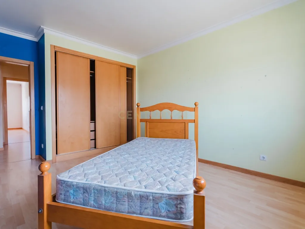 Apartamento T3 com áreas extraordinárias, garagem para 2 carros e perto da praia! - Image 17