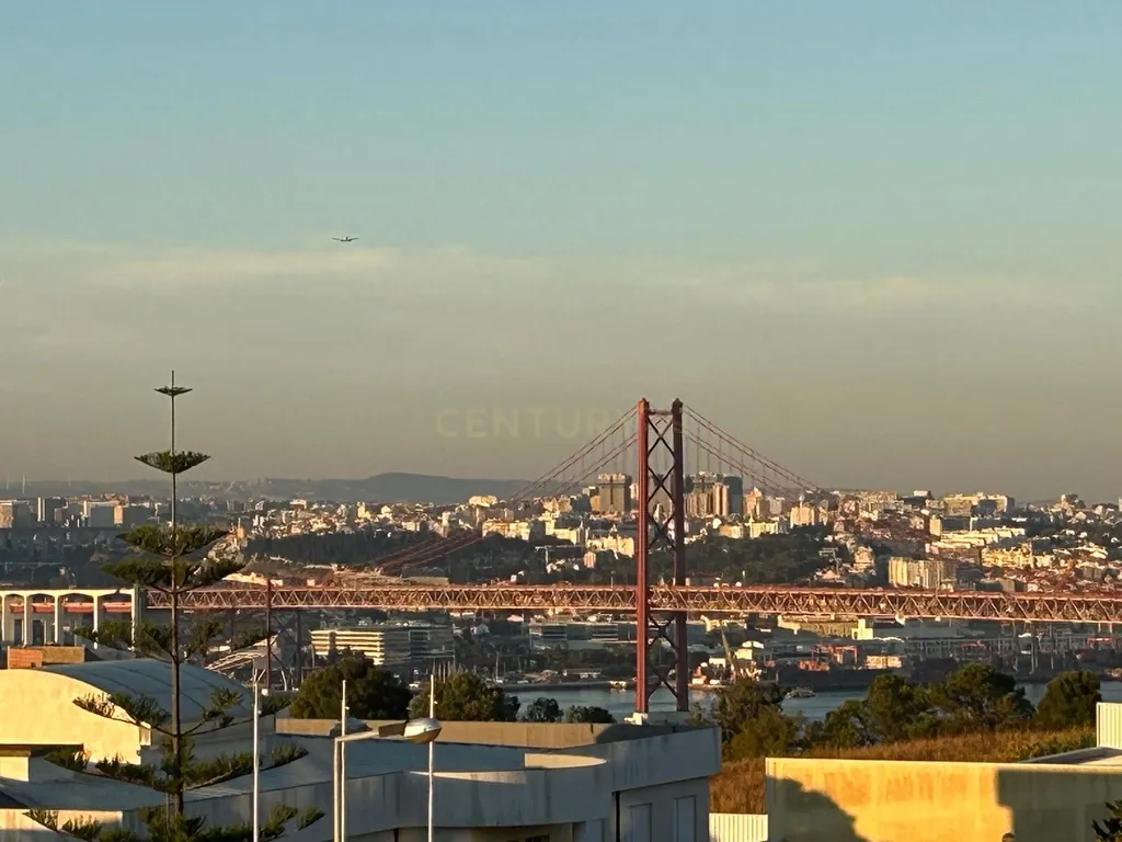 Apartamento T2 com Vista Fantástica sobre o Rio Tejo, Estacionamento e Arrecadação – Caparica, Almada - Image 1