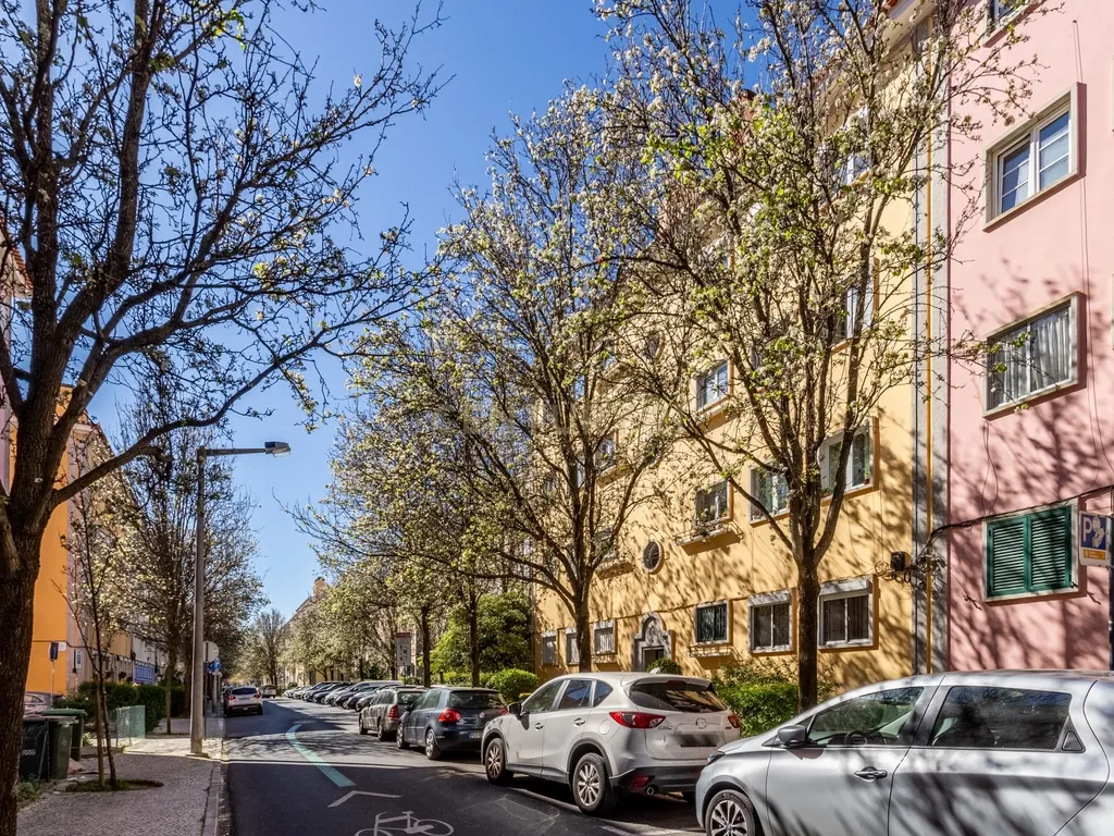Apartamento T2 transformado em T3 com charme único em Alvalade - Image 30