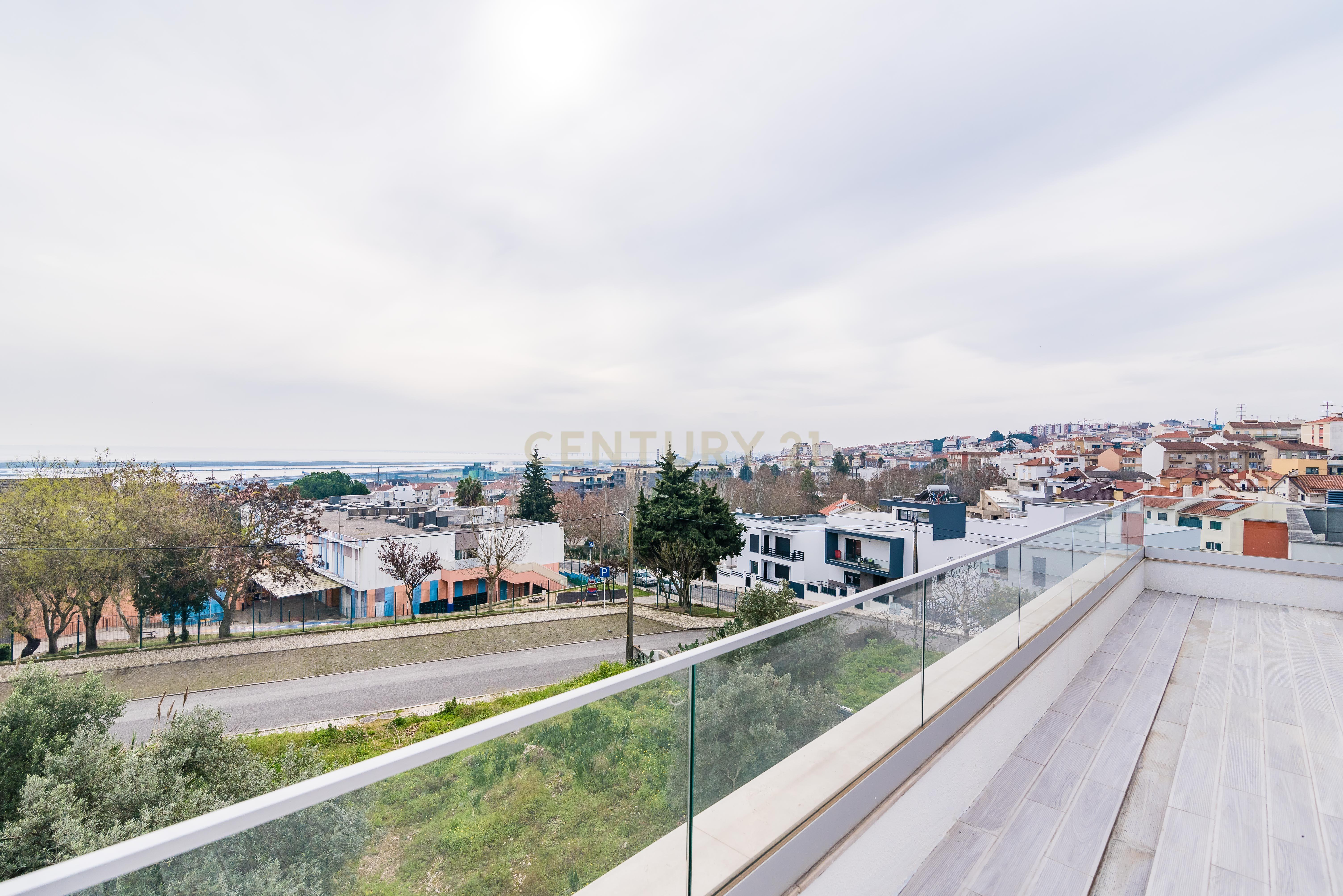 Luxuosa Moradia T3 com Vista Panorâmica em Loures, Lisboa para investimento! - Image 22