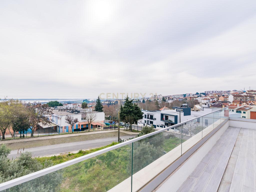 Luxuosa Moradia T3 com Vista Panorâmica em Loures, Lisboa para investimento! - Image 22