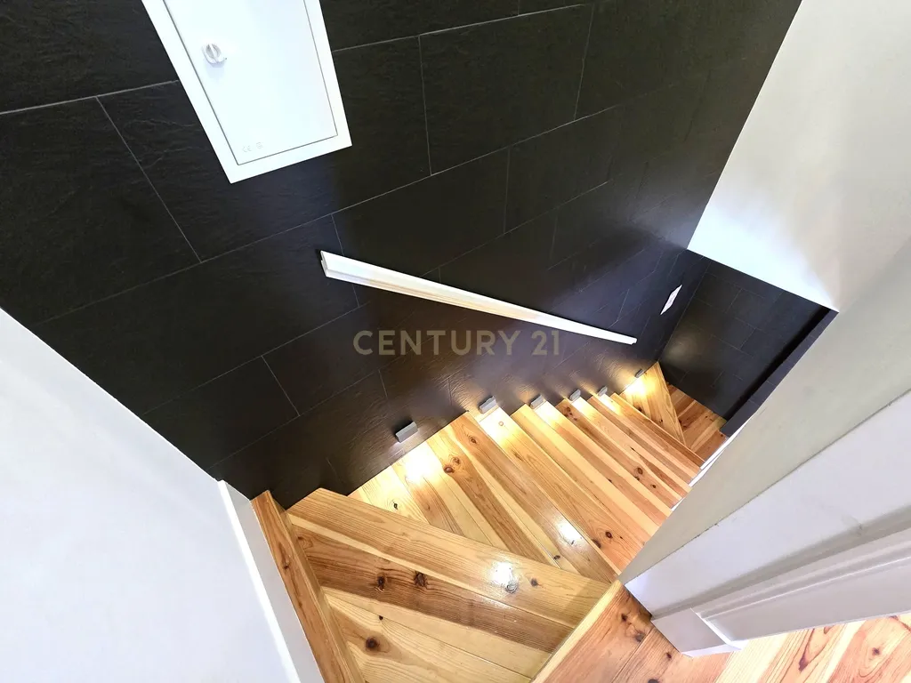 Apartamento T2 duplex mobilado para arrendamento em Almada - Image 5