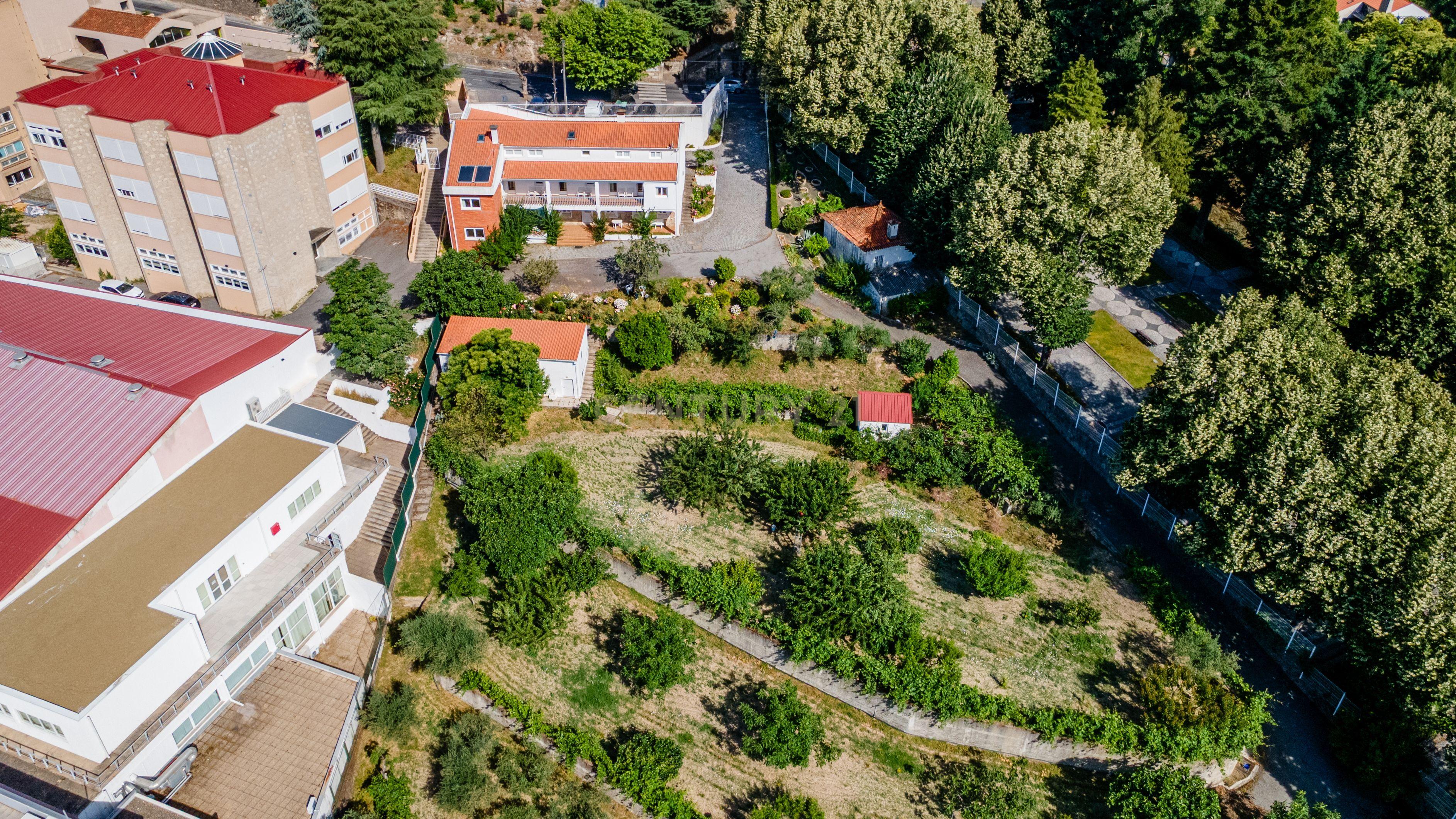 Fotografia 2 de Quinta com cerca de 1 hectare e casa com 11 quartos na Covilhã