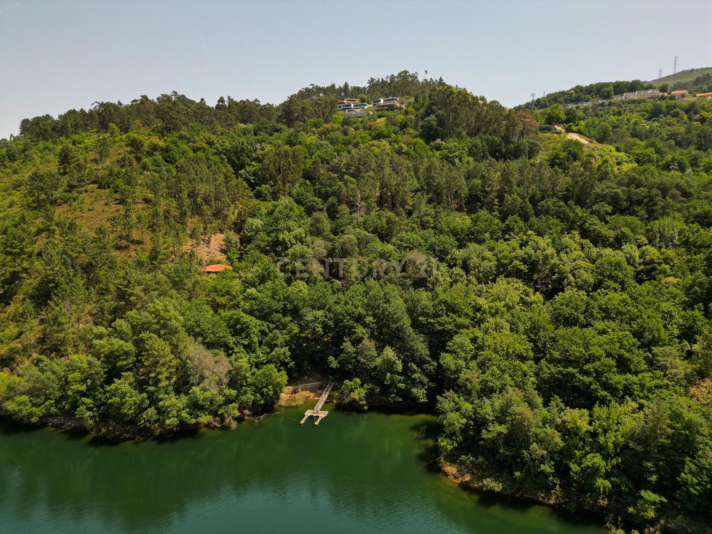 Duas Propriedades Únicas no Gerês com Acesso Direto ao Rio e Ancoradouro Privado - Image 25
