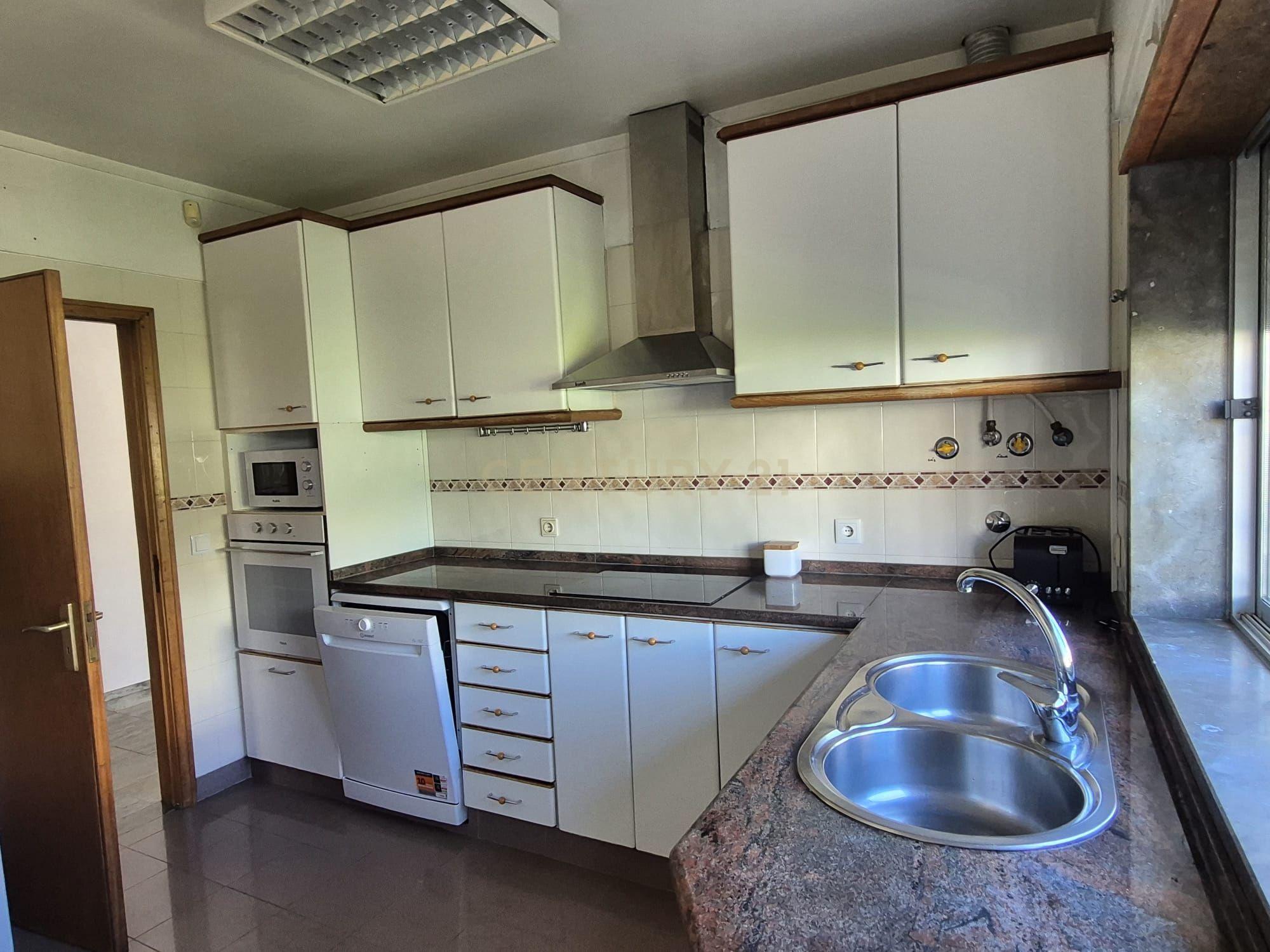 Fotografia 6 de Moradia T3 Mobilada com Jardim e Garagem no Livramento, Estoril
