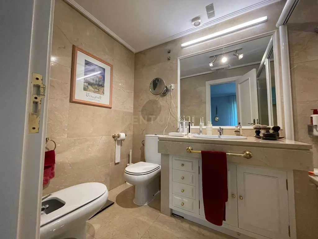 Luxuosa Moradia Renovada em Madrid com Vista para a Cidade - Image 23