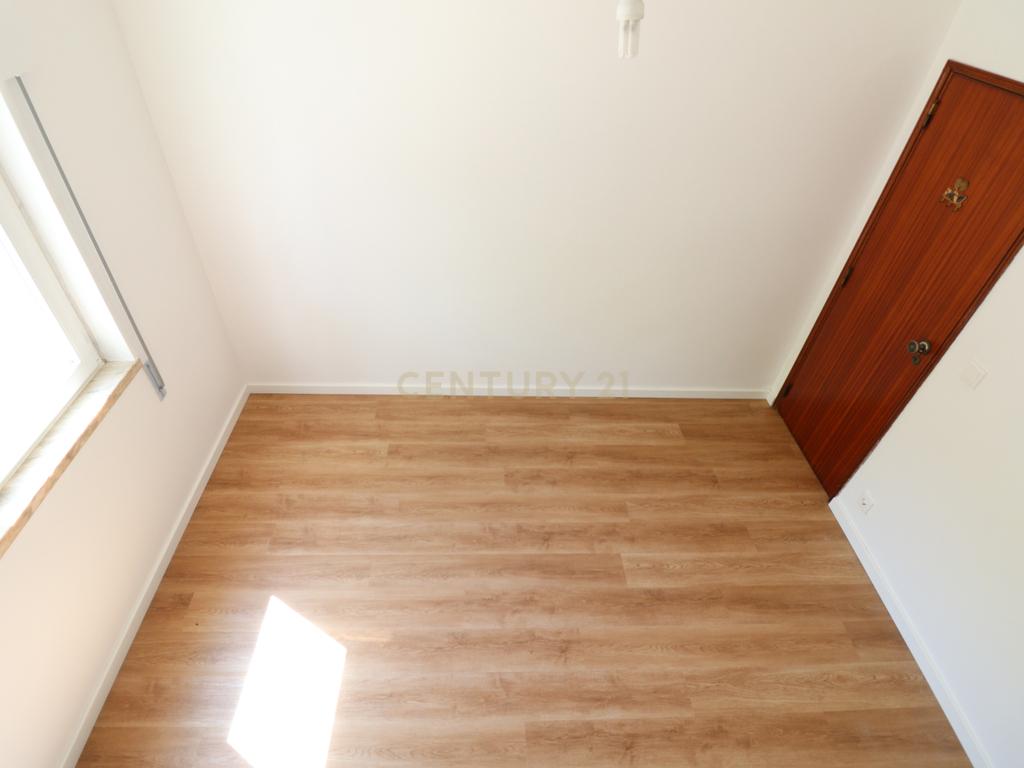 Apartamento T3 Remodelado na Avenida do Cristo Rei - ALMADA - Image 12