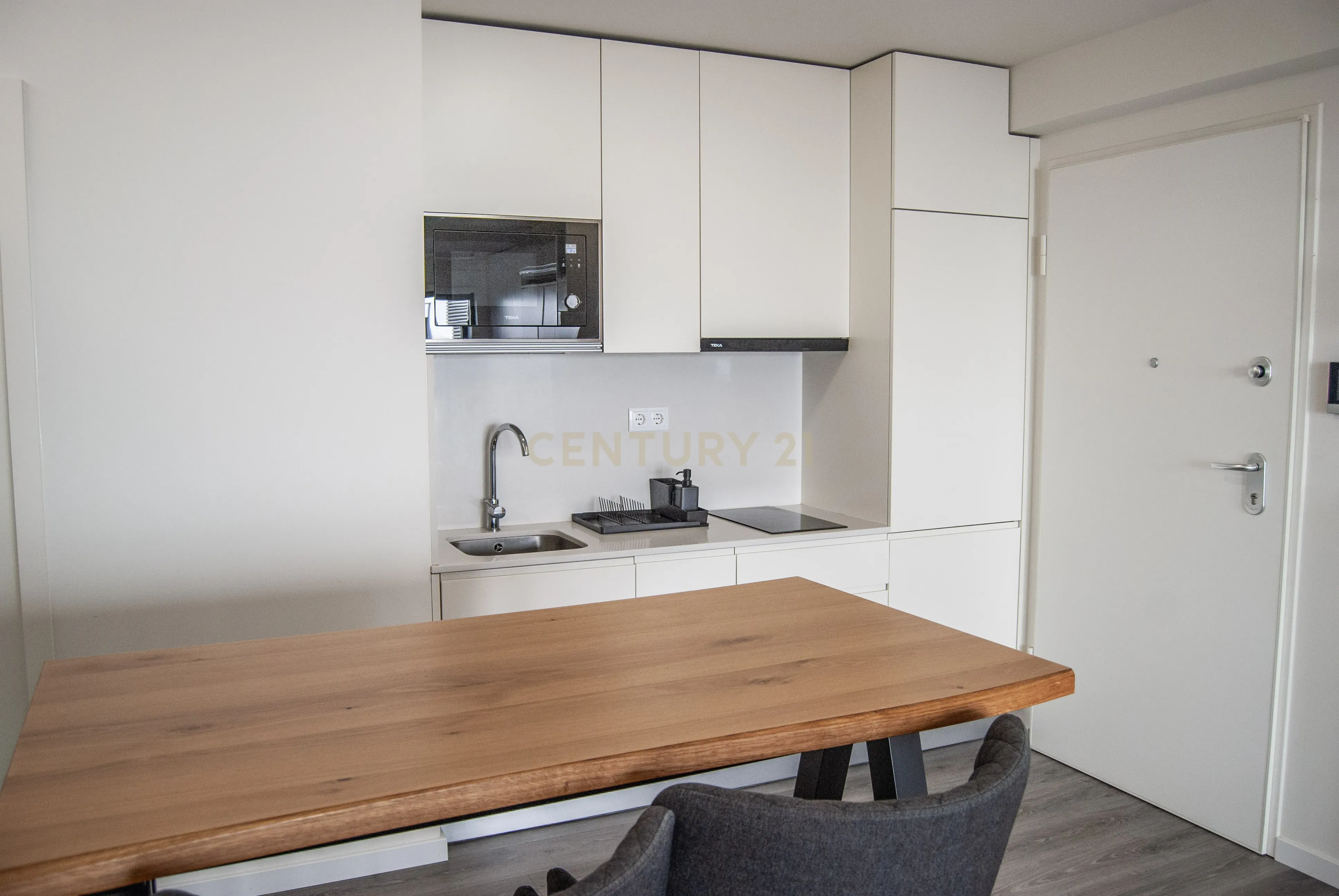 Apartamento T0 Mobilado com varanda - Zona central de Aveiro - Image 6