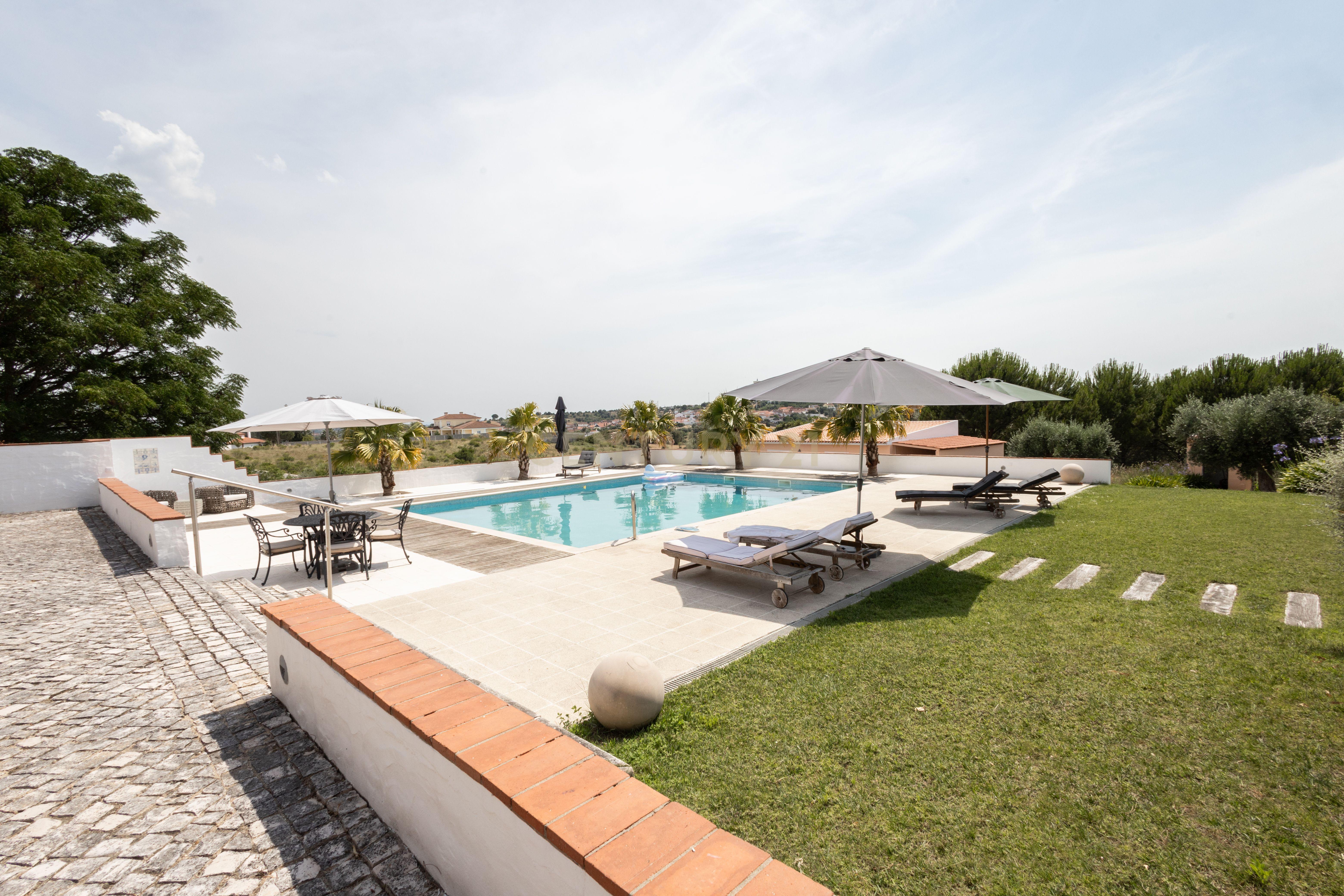 Fotografia 3 de Propriedade Única com Piscina, Lago e Produção de Azeite
