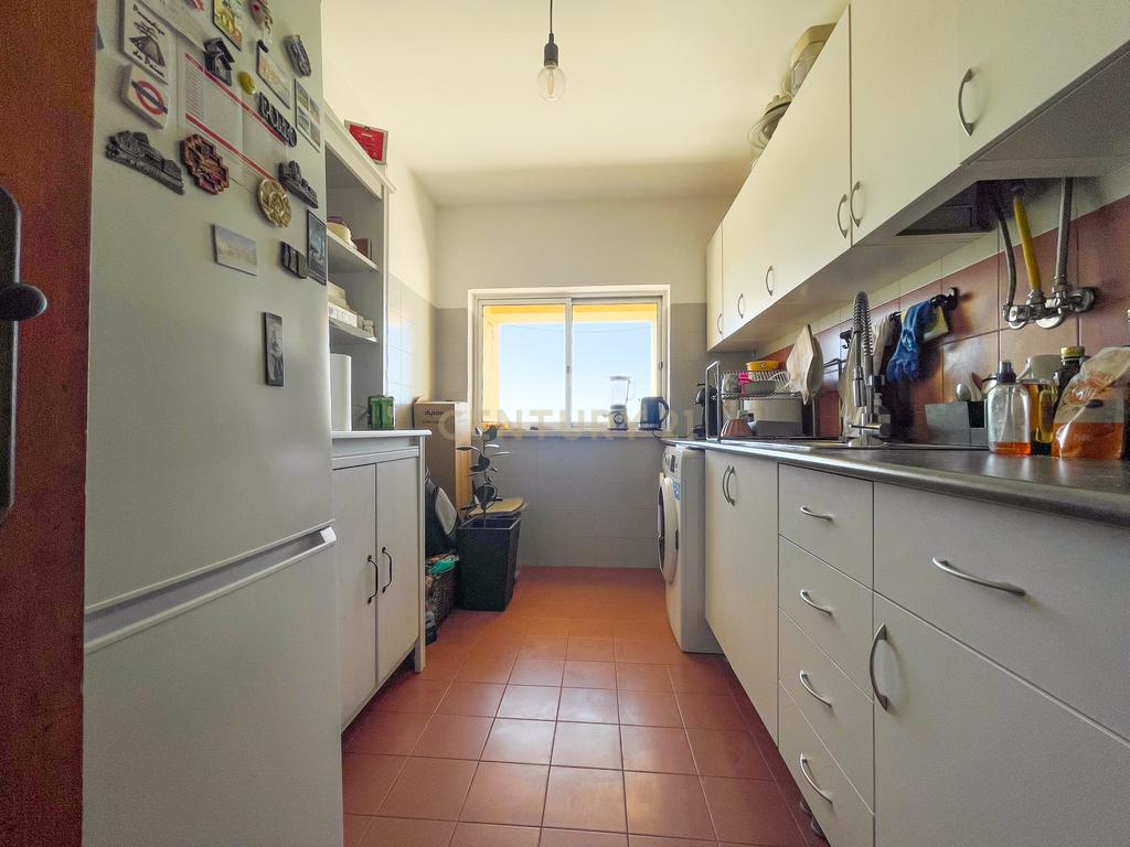 Apartamento T2 com Excelente Localização no Monte de Caparica - Image 7