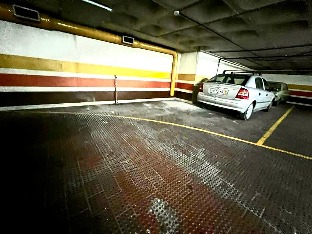 2 LUGARES DE ESTACIONAMENTO NA AV. JOÃO XXI NO EDIFÍCIO VIA VENETTO EM FRENTE À SEDE DA CGD COM ACESSO PELAS ESCADAS DO PRÉDIO - Image 20