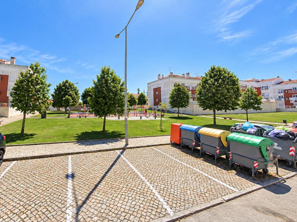 Loja com amplo terraço | Casal Novo – Caneças - Image 5
