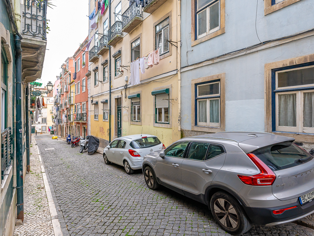 Apartamento T2 Remodelado com Terraço na Baixa de Lisboa - Image 23