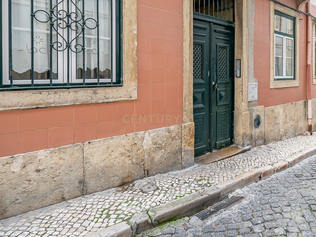 Apartamento T2 Remodelado com Terraço na Baixa de Lisboa - Image 22
