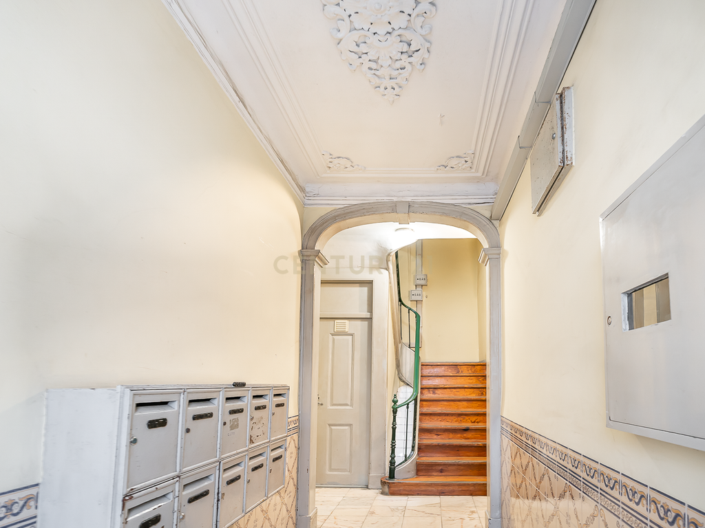 Apartamento T2 Remodelado com Terraço na Baixa de Lisboa - Image 21