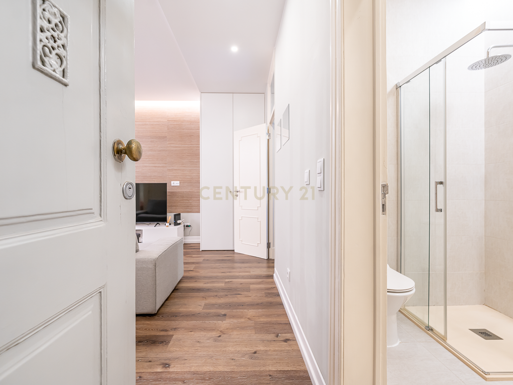 Apartamento T2 Remodelado com Terraço na Baixa de Lisboa - Image 5