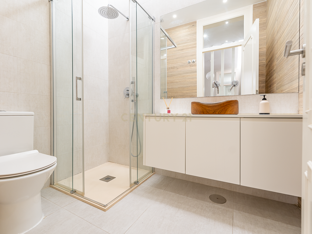 Apartamento T2 Remodelado com Terraço na Baixa de Lisboa - Image 20