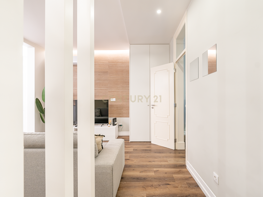 Apartamento T2 Remodelado com Terraço na Baixa de Lisboa - Image 6
