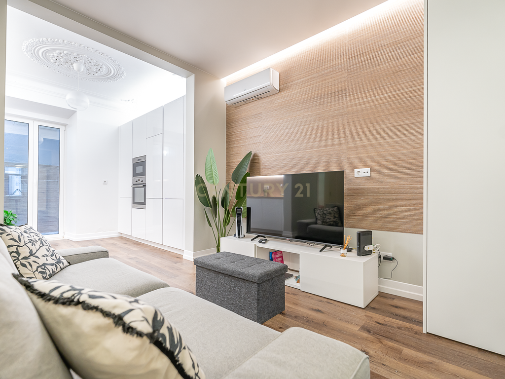 Apartamento T2 Remodelado com Terraço na Baixa de Lisboa - Image 9