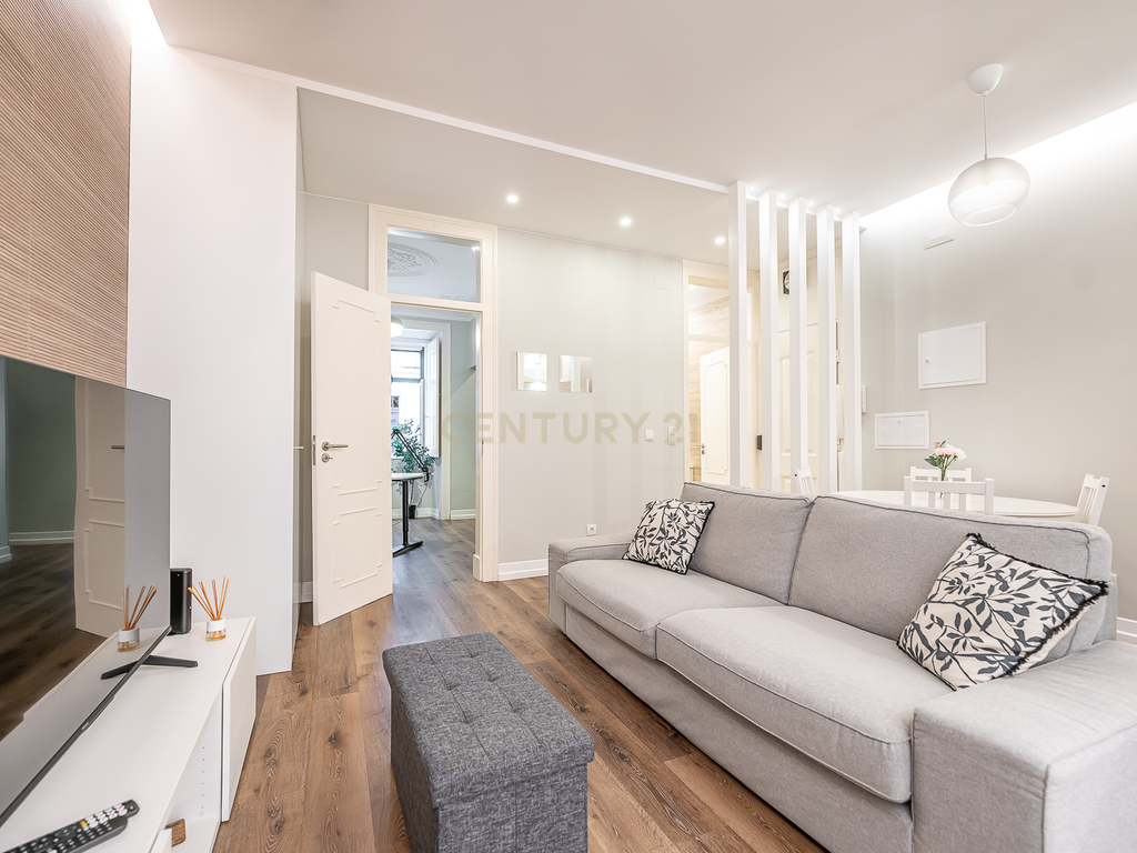 Apartamento T2 Remodelado com Terraço na Baixa de Lisboa - Image 7