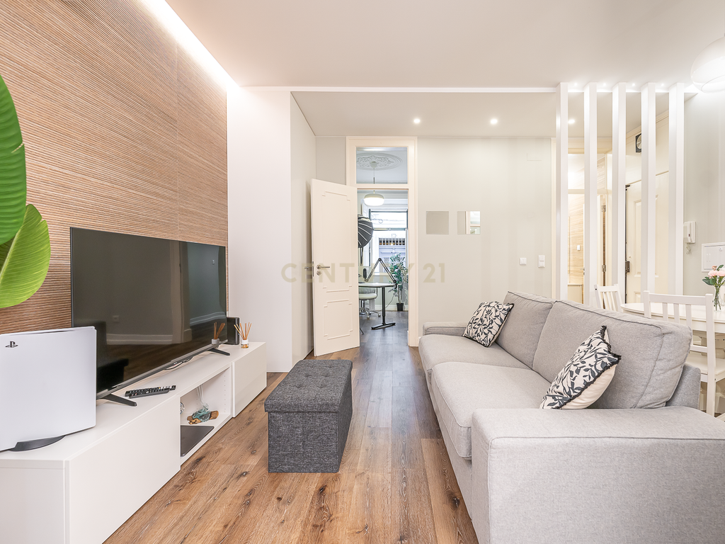 Apartamento T2 Remodelado com Terraço na Baixa de Lisboa - Image 1