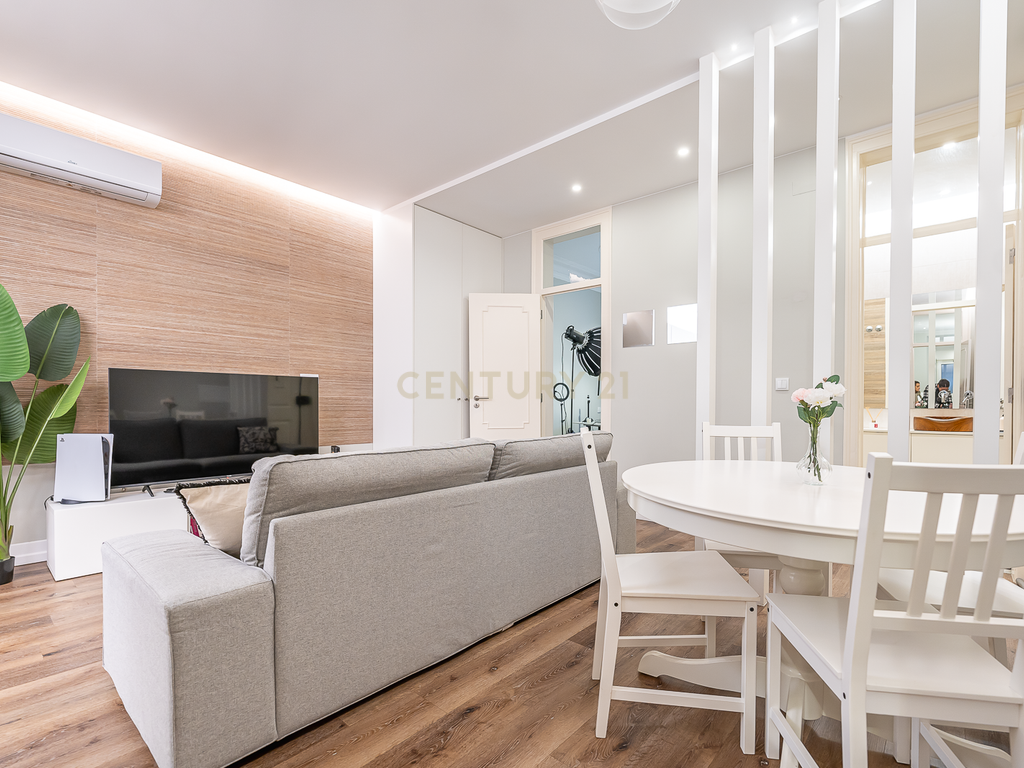 Apartamento T2 Remodelado com Terraço na Baixa de Lisboa - Image 8