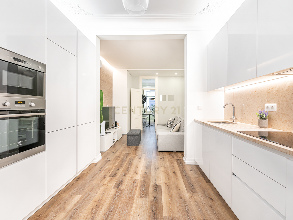Apartamento T2 Remodelado com Terraço na Baixa de Lisboa - Image 2