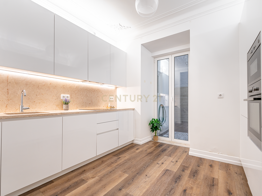 Apartamento T2 Remodelado com Terraço na Baixa de Lisboa - Image 10