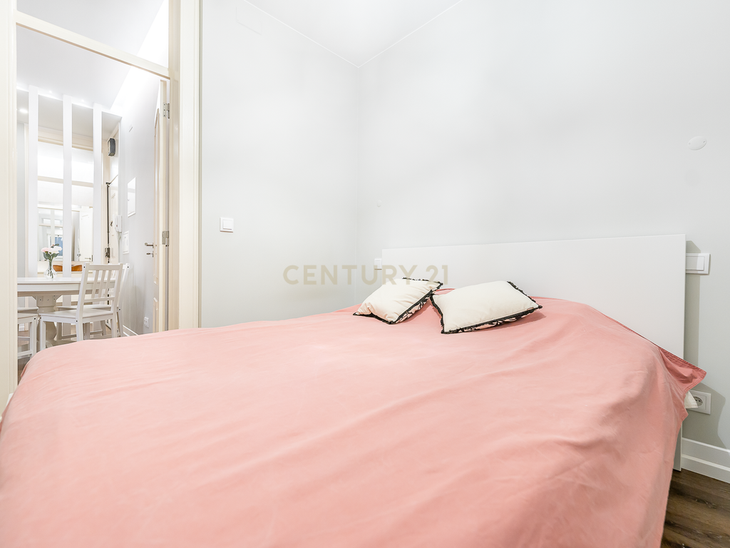 Apartamento T2 Remodelado com Terraço na Baixa de Lisboa - Image 13
