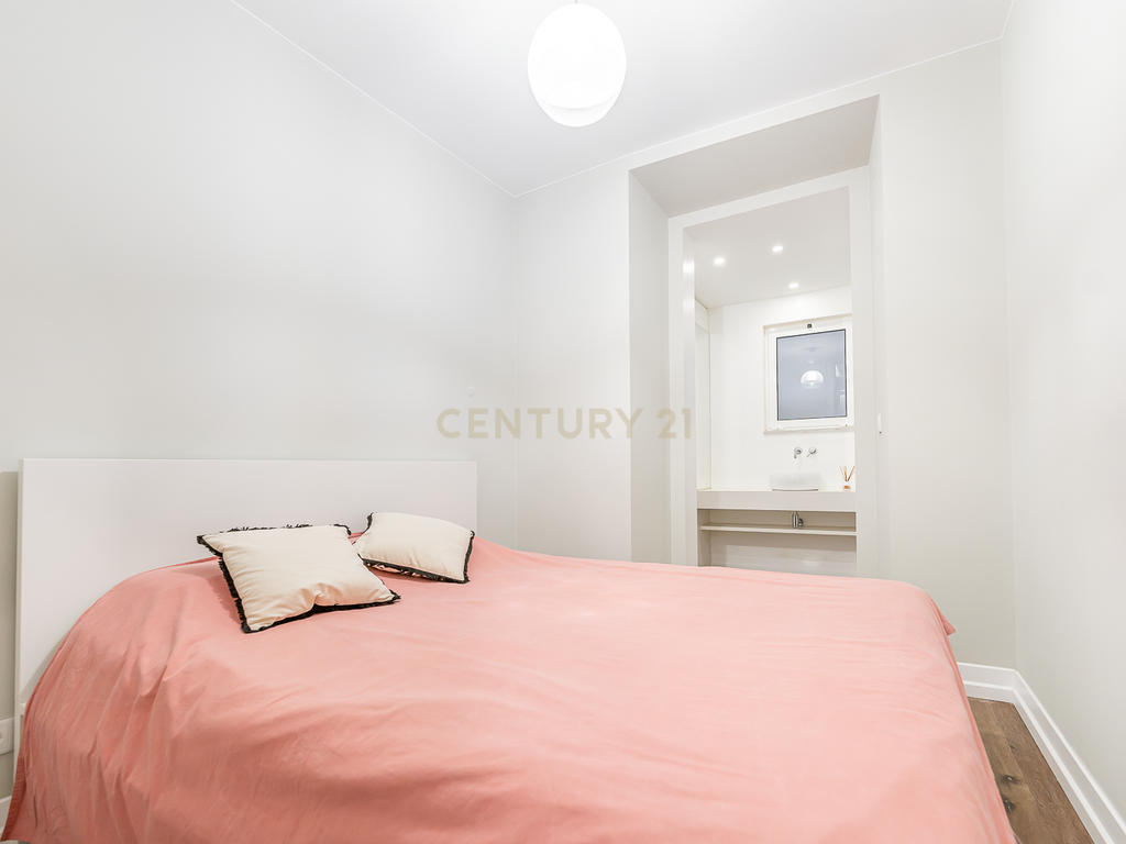 Apartamento T2 Remodelado com Terraço na Baixa de Lisboa - Image 12