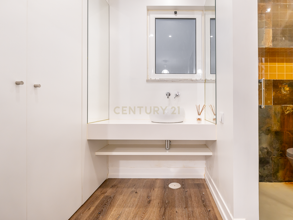 Apartamento T2 Remodelado com Terraço na Baixa de Lisboa - Image 15