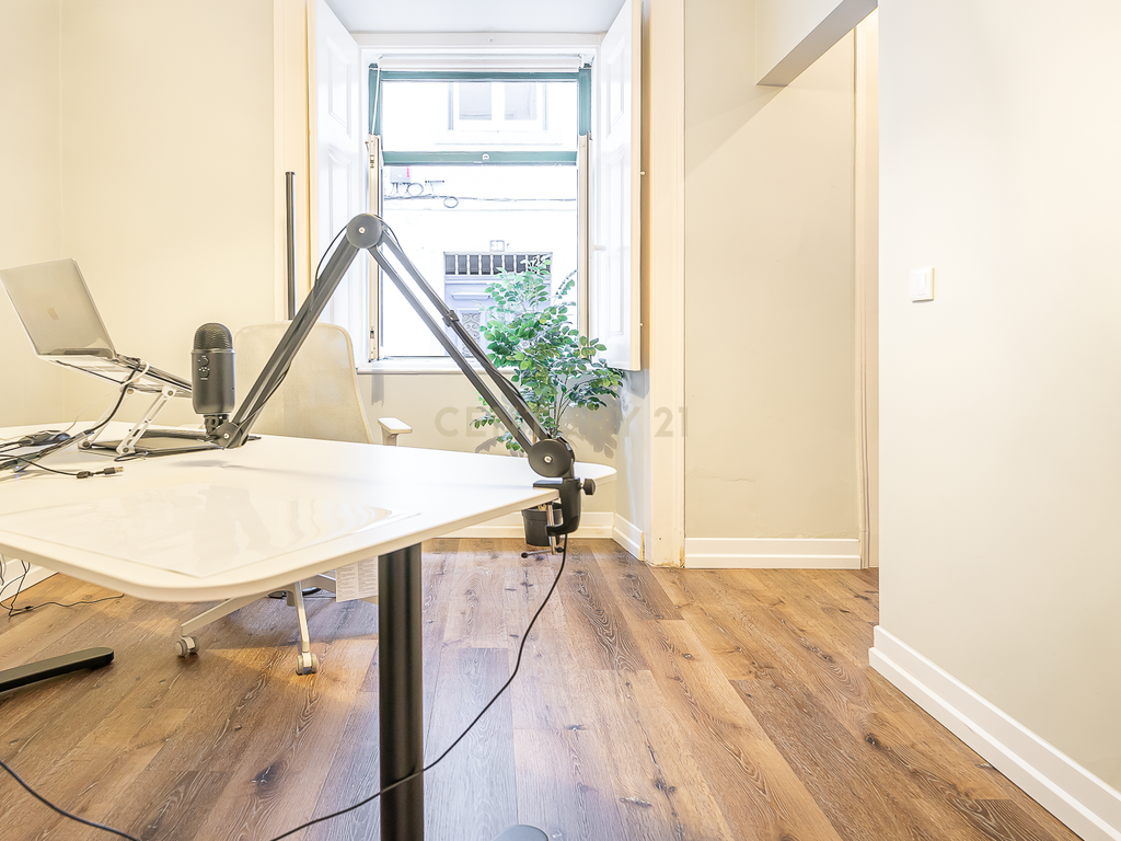 Apartamento T2 Remodelado com Terraço na Baixa de Lisboa - Image 19