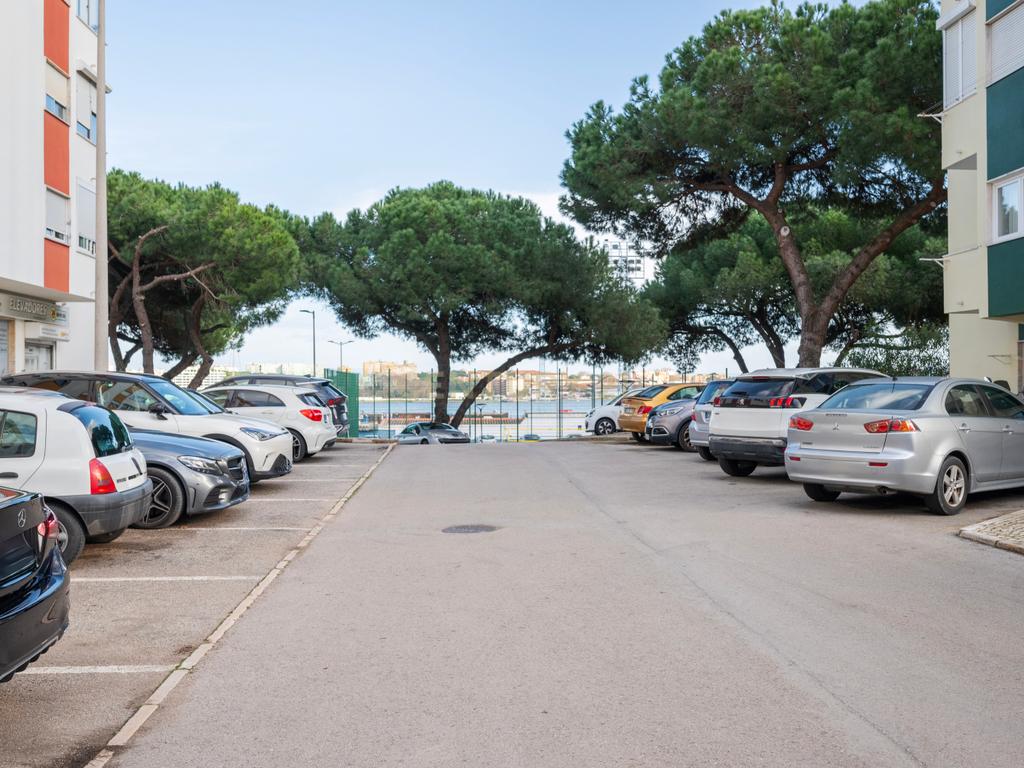 Loja e cave com 326m2 de área bruta, Quinta da Medideira, Amora - Image 24