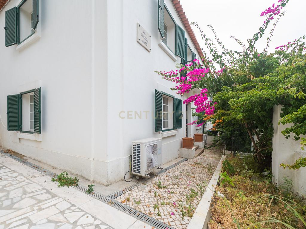 Moradia T3 + 1 Renovada com Jardim e Piscina em Penha de França, Lisboa - Image 74