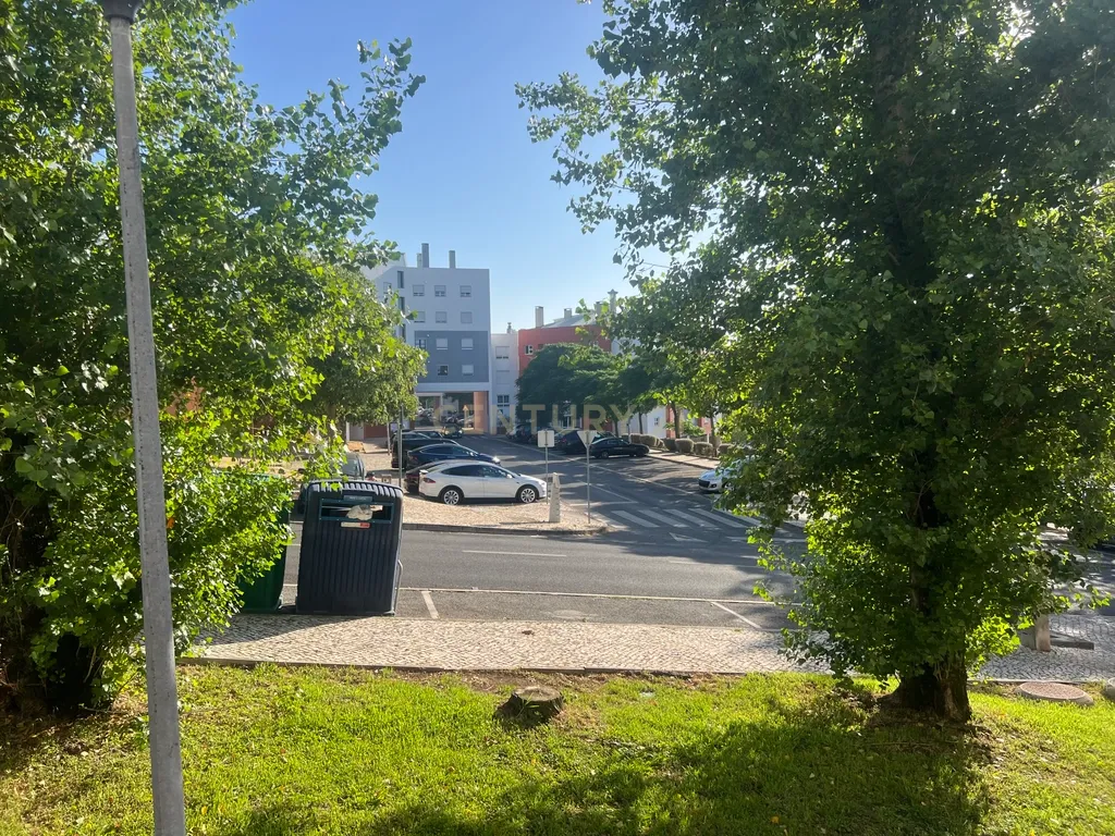 T2 com parqueamento e arrecadação - Casas do Lago Serra de Carnaxide Amadora - Image 36