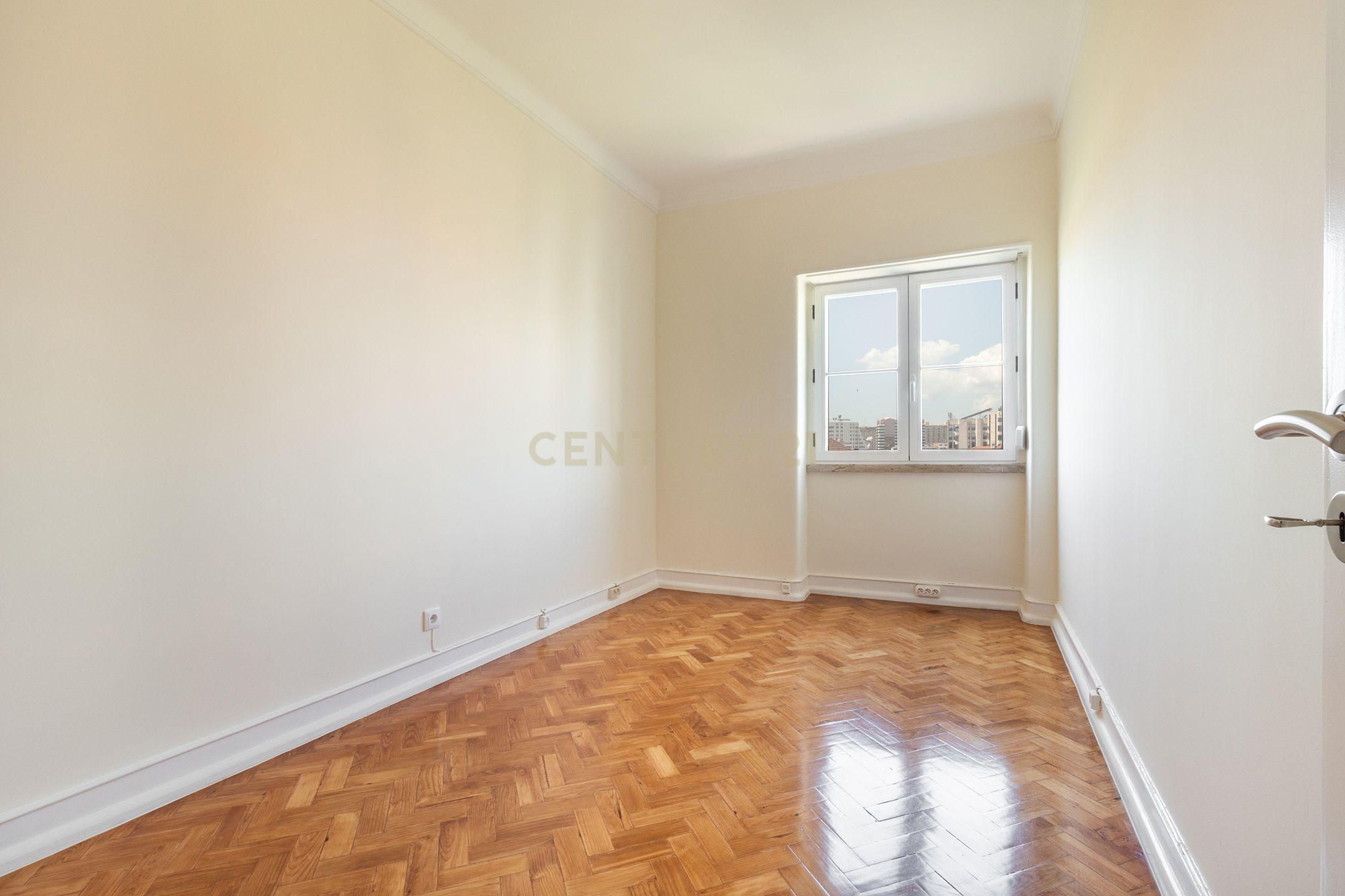 Fotografia 8 de Apartamento T4 renovado, Bairro de São Miguel, Alvalade, Lisboa. Para Arrendar!