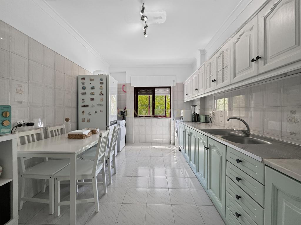 Apartamento T1 com duas frentes, excelentes áreas e arrecadação – Setúbal - Image 10
